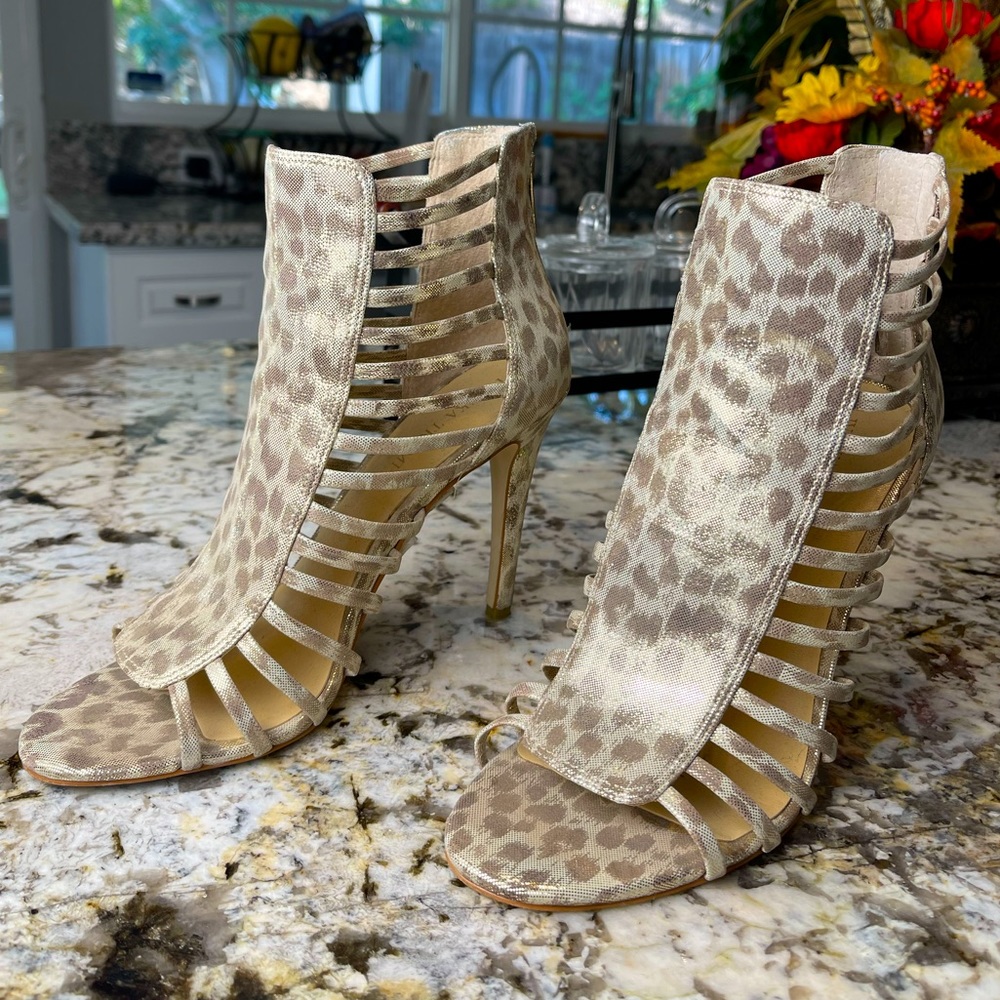 Ivanka Trump Gold silver shimmer heels ✨